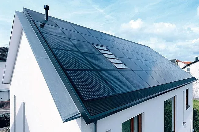 Toiture entièrement couverte de panneaux solaires noirs