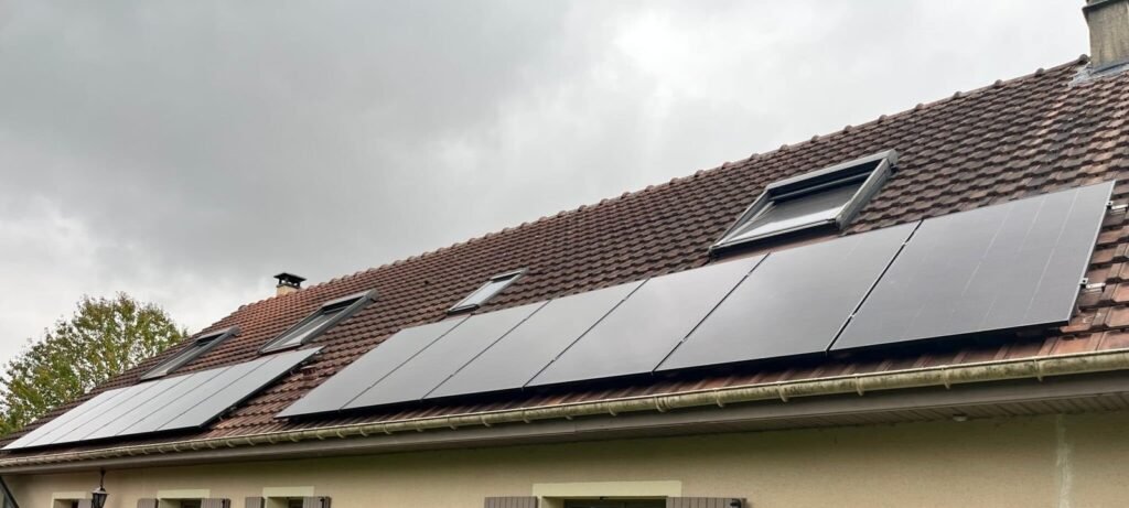 Panneaux solaires installés par Sileos sur la toiture d'une maison en Normandie