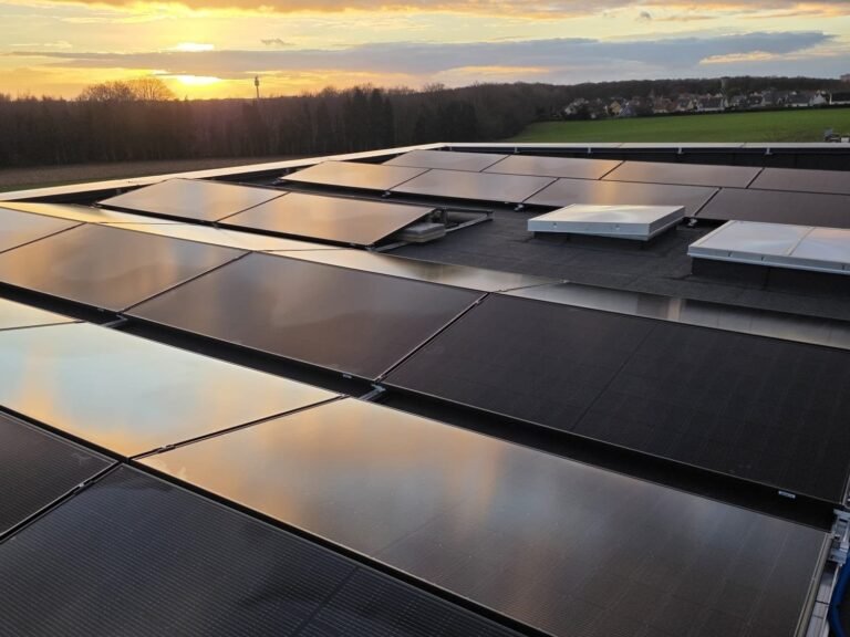 Rendement panneau solaire en Normandie : production réelle par ville, orientation et inclinaison (PVGIS)