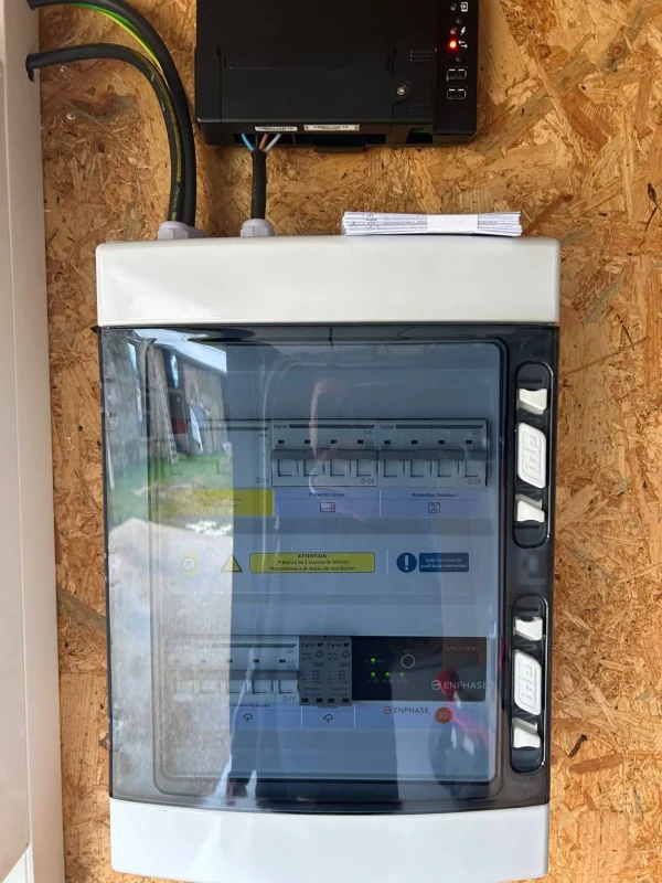Détail d'un boîtier de commande pour une installation solaire avec diverses connexions et indicateurs. Huitième image Titre : vue_exterieure_maison_avec_panneaux_solaires Texte alternatif : Maison avec des volets verts et panneaux solaires sur le toit, entourée de végétation et sous un ciel bleu clair. Neuvième image Titre : portrait_homme_souriant_chemise_blanche Texte alternatif : Portrait d'un homme souriant en chemise blanche, bras croisés, sur fond transparent. Dixième image Titre : portrait_homme_souriant_chemise_blanche_2 Texte alternatif : Portrait d'un homme en chemise blanche, souriant à la caméra, avec un fond transparent. Ces titres et textes alternatifs conviendront pour une intégration directe dans votre site WordPress, conformément aux directives spécifiées. Détail d'un boîtier de commande pour une installation solaire avec diverses connexions et indicateurs. Huitième image Titre : vue_exterieure_maison_avec_panneaux_solaires Texte alternatif : Maison avec des volets verts et panneaux solaires sur le toit, entourée de végétation et sous un ciel bleu clair. Neuvième image Titre : portrait_homme_souriant_chemise_blanche Texte alternatif : Portrait d'un homme souriant en chemise blanche, bras croisés, sur fond transparent. Dixième image Titre : portrait_homme_souriant_chemise_blanche_2 Texte alternatif : Portrait d'un homme en chemise blanche, souriant à la caméra, avec un fond transparent. Ces titres et textes alternatifs conviendront pour une intégration directe dans votre site WordPress, conformément aux directives spécifiées. Détail d'un boîtier de commande pour une installation solaire avec diverses connexions et indicateurs. Huitième image Titre : vue_exterieure_maison_avec_panneaux_solaires Texte alternatif : Maison avec des volets verts et panneaux solaires sur le toit, entourée de végétation et sous un ciel bleu clair. Neuvième image Titre : portrait_homme_souriant_chemise_blanche Texte alternatif : Portrait d'un homme souriant en chemise blanche, bras croisés, sur fond transparent. Dixième image Titre : portrait_homme_souriant_chemise_blanche_2 Texte alternatif : Portrait d'un homme en chemise blanche, souriant à la caméra, avec un fond transparent. Ces titres et textes alternatifs conviendront pour une intégration directe dans votre site WordPress, conformément aux directives spécifiées. Détail d'un boîtier de commande pour une installation solaire avec diverses connexions et indicateurs. Huitième image Titre : vue_exterieure_maison_avec_panneaux_solaires Texte alternatif : Maison avec des volets verts et panneaux solaires sur le toit, entourée de végétation et sous un ciel bleu clair. Neuvième image Titre : portrait_homme_souriant_chemise_blanche Texte alternatif : Portrait d'un homme souriant en chemise blanche, bras croisés, sur fond transparent. Dixième image Titre : portrait_homme_souriant_chemise_blanche_2 Texte alternatif : Portrait d'un homme en chemise blanche, souriant à la caméra, avec un fond transparent. Ces titres et textes alternatifs conviendront pour une intégration directe dans votre site WordPress, conformément aux directives spécifiées. Détail d'un boîtier de commande pour une installation solaire avec diverses connexions et indicateurs. Huitième image Titre : vue_exterieure_maison_avec_panneaux_solaires Texte alternatif : Maison avec des volets verts et panneaux solaires sur le toit, entourée de végétation et sous un ciel bleu clair. Neuvième image Titre : portrait_homme_souriant_chemise_blanche Texte alternatif : Portrait d'un homme souriant en chemise blanche, bras croisés, sur fond transparent. Dixième image Titre : portrait_homme_souriant_chemise_blanche_2 Texte alternatif : Portrait d'un homme en chemise blanche, souriant à la caméra, avec un fond transparent. Ces titres et textes alternatifs conviendront pour une intégration directe dans votre site WordPress, conformément aux directives spécifiées. Détail d'un boîtier de commande pour une installation solaire avec diverses connexions et indicateurs. Huitième image Titre : vue_exterieure_maison_avec_panneaux_solaires Texte alternatif : Maison avec des volets verts et panneaux solaires sur le toit, entourée de végétation et sous un ciel bleu clair. Neuvième image Titre : portrait_homme_souriant_chemise_blanche Texte alternatif : Portrait d'un homme souriant en chemise blanche, bras croisés, sur fond transparent. Dixième image Titre : portrait_homme_souriant_chemise_blanche_2 Texte alternatif : Portrait d'un homme en chemise blanche, souriant à la caméra, avec un fond transparent. Ces titres et textes alternatifs conviendront pour une intégration directe dans votre site WordPress, conformément aux directives spécifiées. Détail d'un boîtier de commande pour une installation solaire avec diverses connexions et indicateurs. Huitième image Titre : vue_exterieure_maison_avec_panneaux_solaires Texte alternatif : Maison avec des volets verts et panneaux solaires sur le toit, entourée de végétation et sous un ciel bleu clair. Neuvième image Titre : portrait_homme_souriant_chemise_blanche Texte alternatif : Portrait d'un homme souriant en chemise blanche, bras croisés, sur fond transparent. Dixième image Titre : portrait_homme_souriant_chemise_blanche_2 Texte alternatif : Portrait d'un homme en chemise blanche, souriant à la caméra, avec un fond transparent. Ces titres et textes alternatifs conviendront pour une intégration directe dans votre site WordPress, conformément aux directives spécifiées. Détail d'un boîtier de commande pour une installation solaire avec diverses connexions et indicateurs. Huitième image Titre : vue_exterieure_maison_avec_panneaux_solaires Texte alternatif : Maison avec des volets verts et panneaux solaires sur le toit, entourée de végétation et sous un ciel bleu clair. Neuvième image Titre : portrait_homme_souriant_chemise_blanche Texte alternatif : Portrait d'un homme souriant en chemise blanche, bras croisés, sur fond transparent. Dixième image Titre : portrait_homme_souriant_chemise_blanche_2 Texte alternatif : Portrait d'un homme en chemise blanche, souriant à la caméra, avec un fond transparent. Ces titres et textes alternatifs conviendront pour une intégration directe dans votre site WordPress, conformément aux directives spécifiées. Détail d'un boîtier de commande pour une installation solaire avec diverses connexions et indicateurs. Huitième image Titre : vue_exterieure_maison_avec_panneaux_solaires Texte alternatif : Maison avec des volets verts et panneaux solaires sur le toit, entourée de végétation et sous un ciel bleu clair. Neuvième image Titre : portrait_homme_souriant_chemise_blanche Texte alternatif : Portrait d'un homme souriant en chemise blanche, bras croisés, sur fond transparent. Dixième image Titre : portrait_homme_souriant_chemise_blanche_2 Texte alternatif : Portrait d'un homme en chemise blanche, souriant à la caméra, avec un fond transparent. Ces titres et textes alternatifs conviendront pour une intégration directe dans votre site WordPress, conformément aux directives spécifiées. Détail d'un boîtier de commande pour une installation solaire avec diverses connexions et indicateurs.