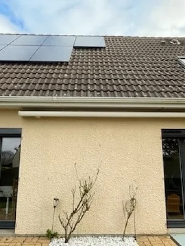 Maison avec panneaux solaires sur toiture en tuiles installés par Sileos en Normandie